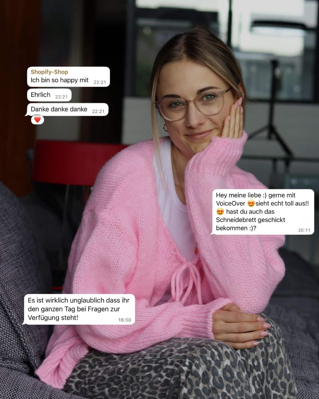 Kundin im rosa Pullover mit positiven Chatnachrichten über erfolgreiche Zusammenarbeit